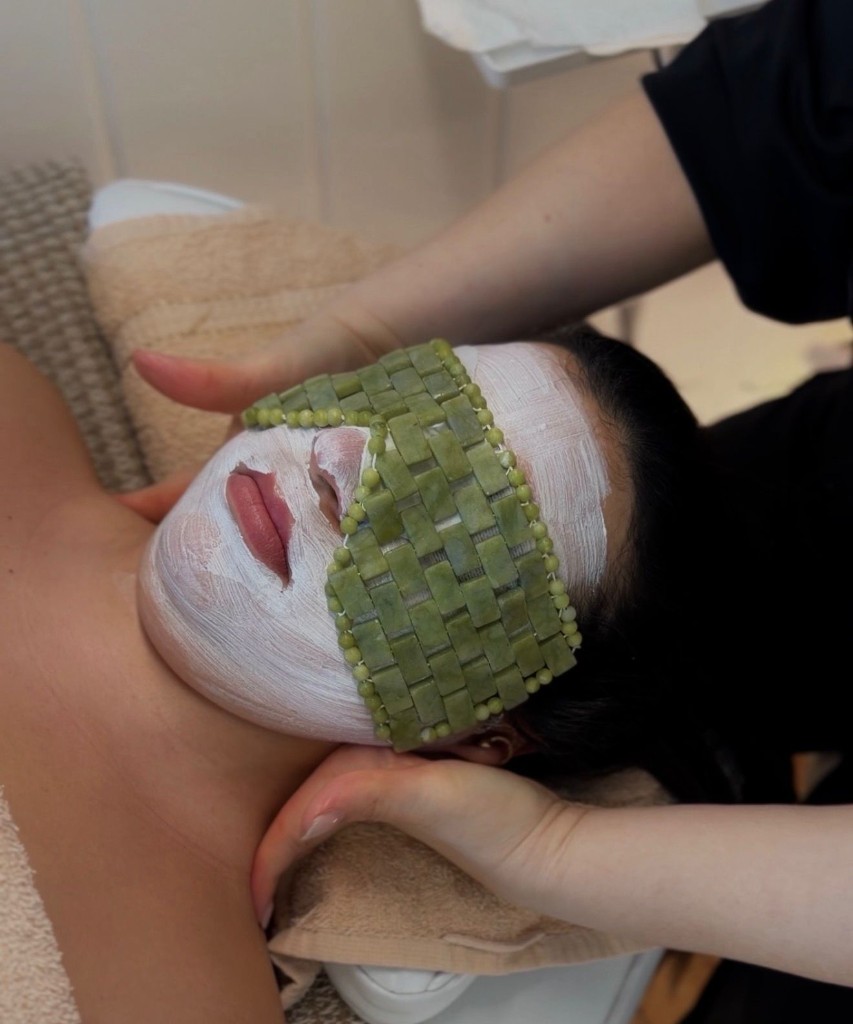 Ritual facial con máscara de jade en Avani